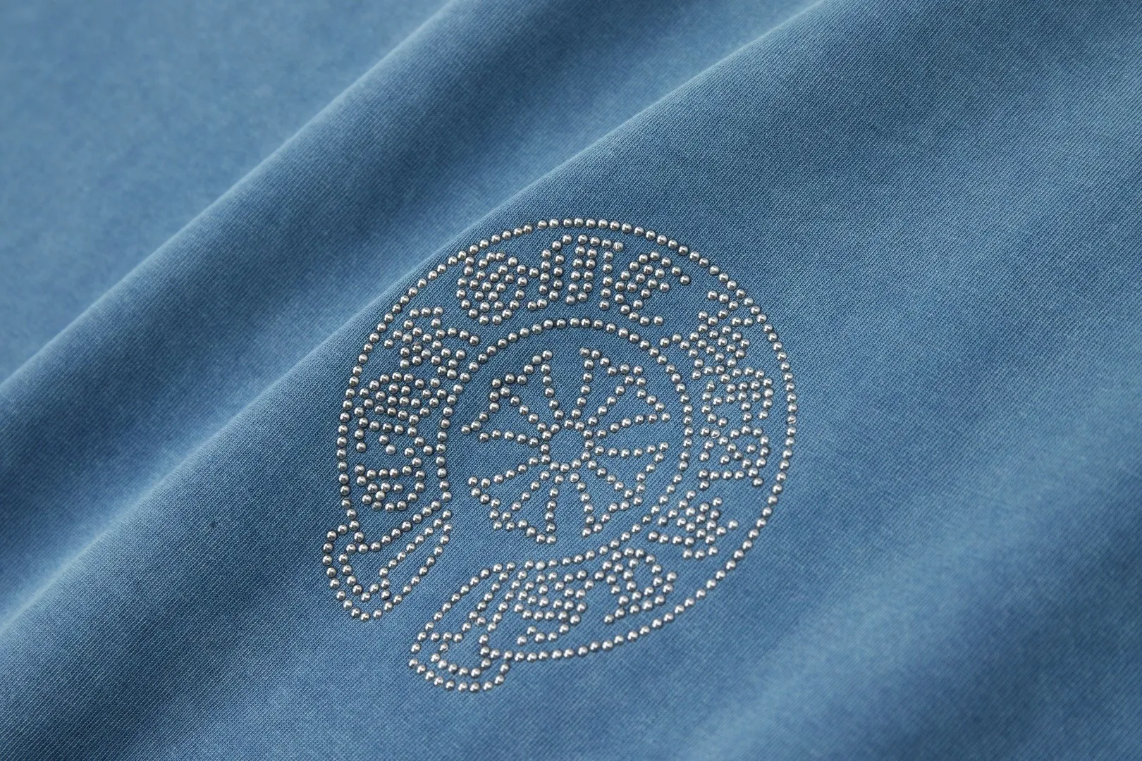 🅿️230 ✨CH✨🆕25SS spring and summer new style ✝Fresh rhinestone short sleeves Light luxury essential item for daily commuting for men and women Correct version Welcome to compare Detailed features · 280g 100% pure cotton double yarn jersey fabric · Custom dyed in the same vat, special thickened 32 count double-ply 1X1 thread · Imported Australian pearlescent diamonds✝patterns➕hardware nuts are stamped at high temperature. Ready-made garments are dyed, then faded, fried snowflakes and frayed, then washed to make them look old. General washing improves the effect · Double-needle stitching and seam-crossing process · Original main mark washed tag brand moisture-proof paper packaging Color: black/gray/orange/blue Size: S/M/L/XL